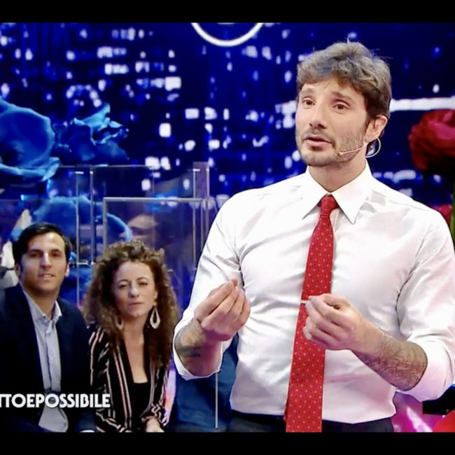 Stasera tutto è possibile Stefano de Martino con i Fiori giganti realizzati in Italia